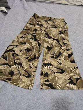 G.I.L.I. Wide Leg Palm Print Pants With Side Slits in Black and Green Size MP!